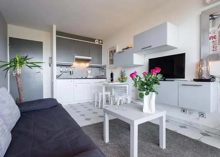 Modern W/balcony/port Views/nr Old Town * Antibes