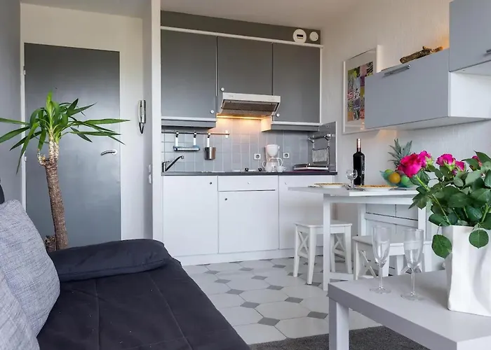 Lägenhet Modern W/balcony/port Views/nr Old Town Antibes